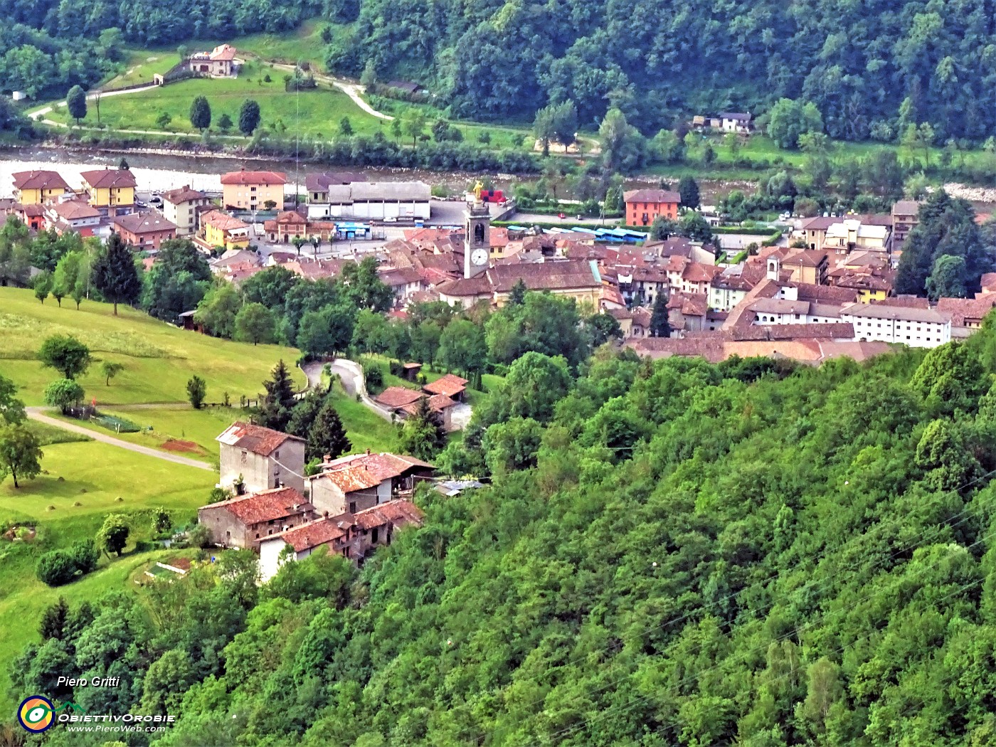 27 Zoom sul centro di Zogno con la chiesa di S. Lorenzo.JPG -                                